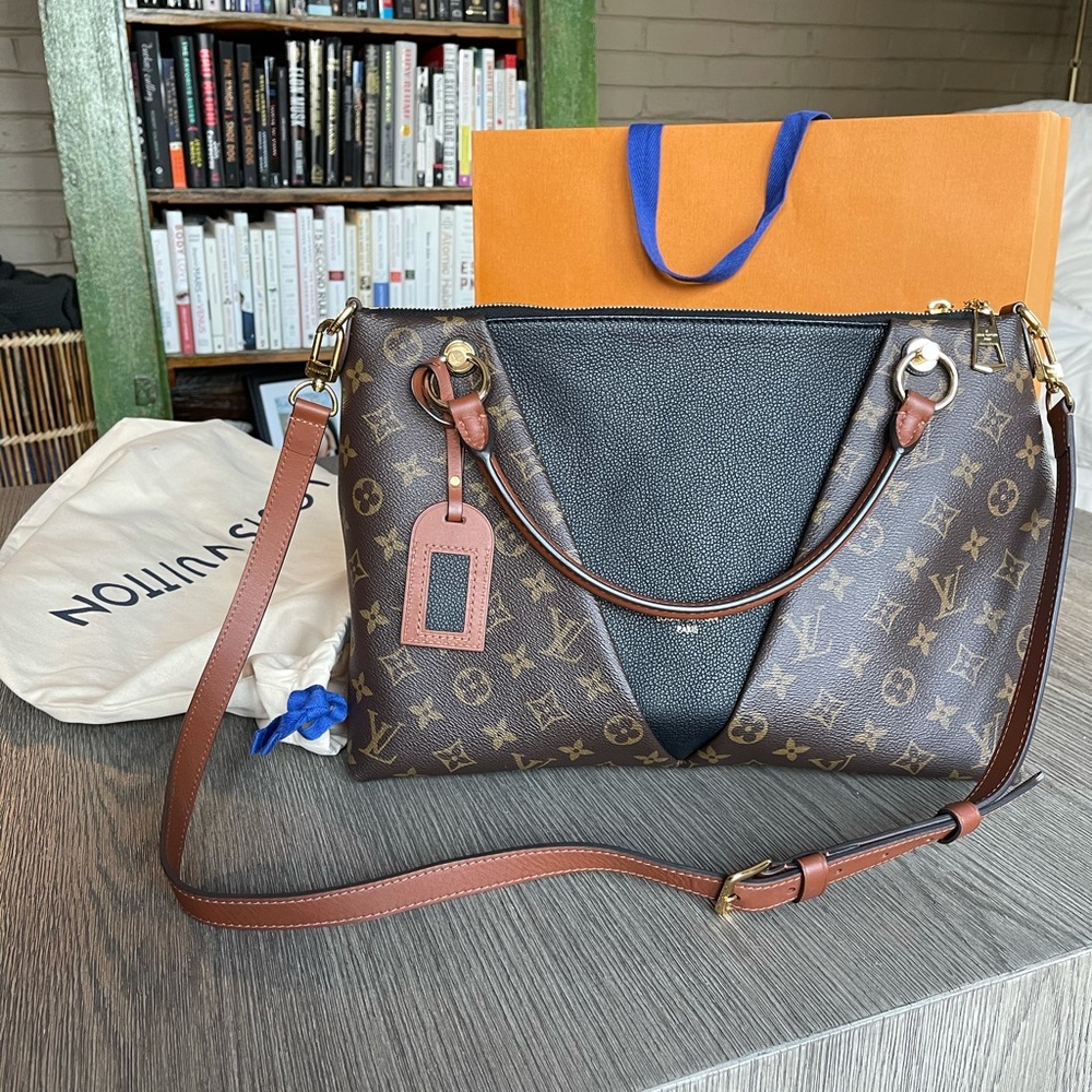 Louis Vuitton V Tote MM